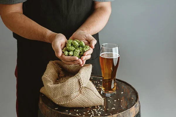 Primer plano de cervecero joven confiado con cerveza hecha a mano —  Fotos de Stock