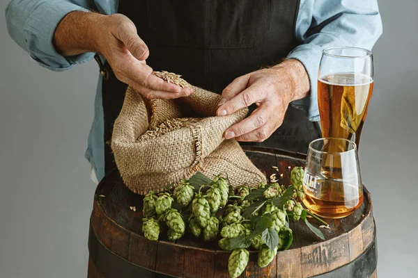 Nahaufnahme eines selbstbewussten Senior-Bierbrauers mit selbstgebrautem Bier — Stockfoto