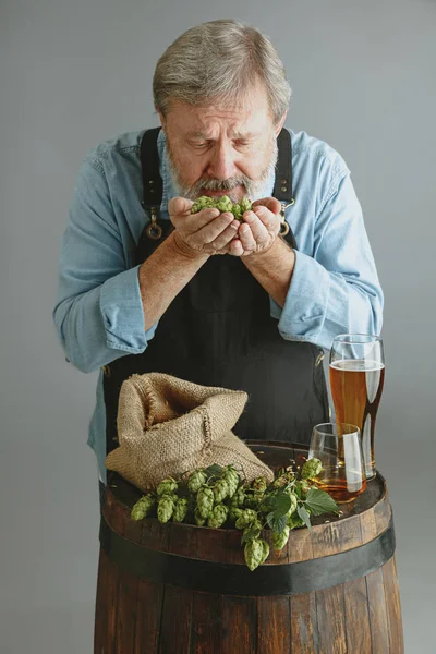 Confident senior man brewer with self crafted beer — Stock Photo, Image