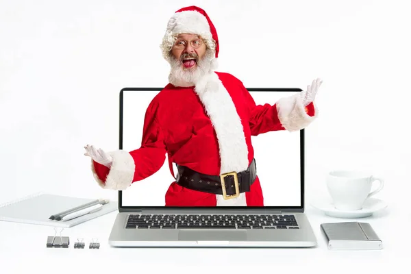 흰색 배경에 노트북 화면에서 인사말 해피 크리스마스 산타 클로스 — 스톡 사진