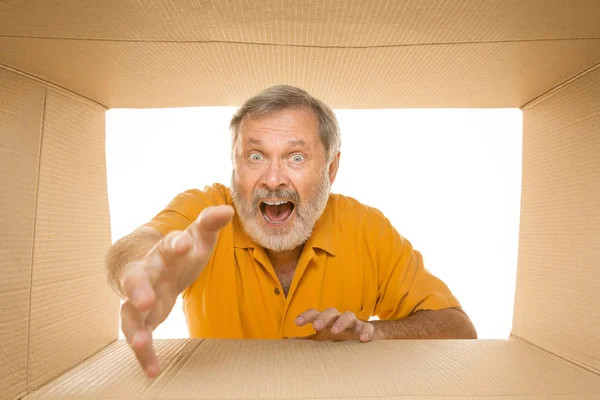 Vrchní muž, který otevírá největší poštovní balík izolovaný na bílém — Stock fotografie