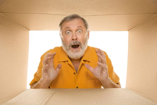 Senior man öppnar det största post paketet isolerat på White — Stockfoto
