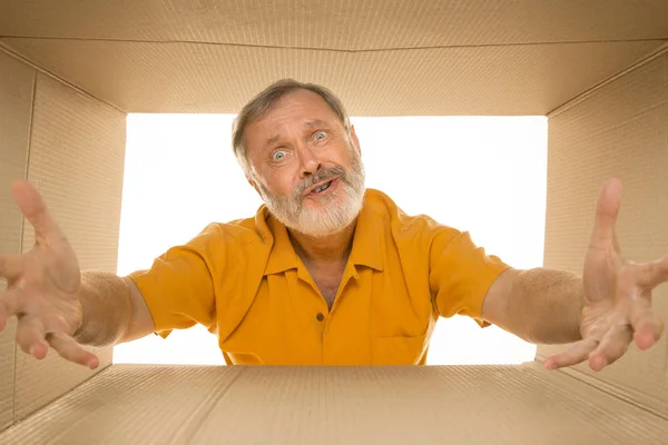 Hombre mayor abriendo el paquete postal más grande aislado en blanco — Foto de Stock