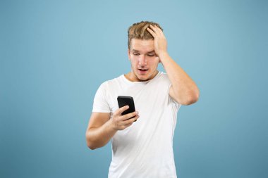 Mavi arka plan üzerinde Kafkas genç adam yarım uzunlukta portre