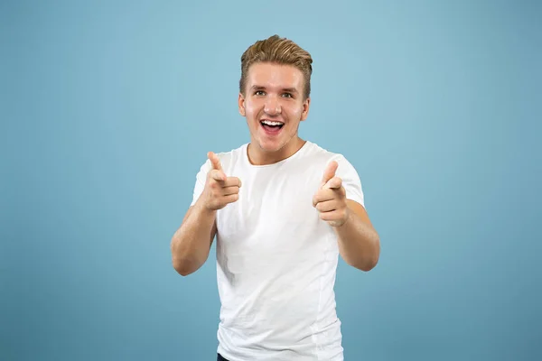 Kaukasische jonge mans halve lengte portret op blauwe achtergrond — Stockfoto