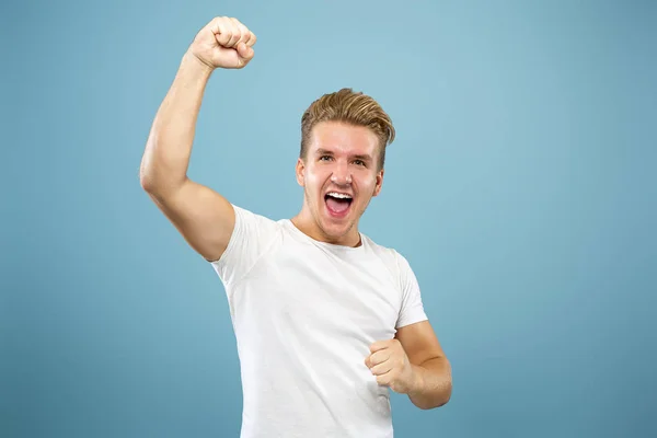 Caucásico joven mans media longitud retrato sobre fondo azul —  Fotos de Stock