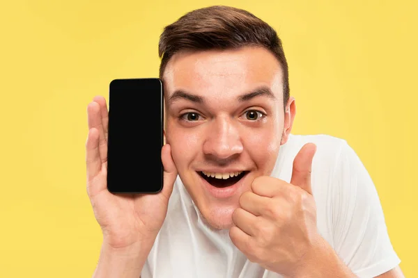 Branco jovem homem meia-comprimento retrato no fundo amarelo — Fotografia de Stock