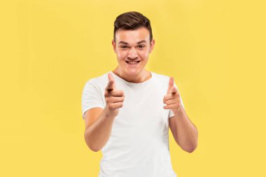 Sarı arka plan üzerinde Kafkas genç adamyarım uzunlukta portre