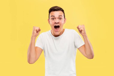 Sarı arka plan üzerinde Kafkas genç adamyarım uzunlukta portre