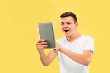 Sarı arka plan üzerinde Kafkas genç adamyarım uzunlukta portre