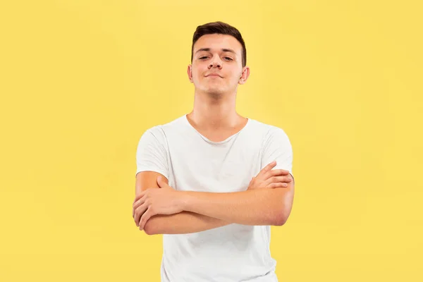 Kaukasische junge Männer halblanges Porträt auf gelbem Hintergrund — Stockfoto