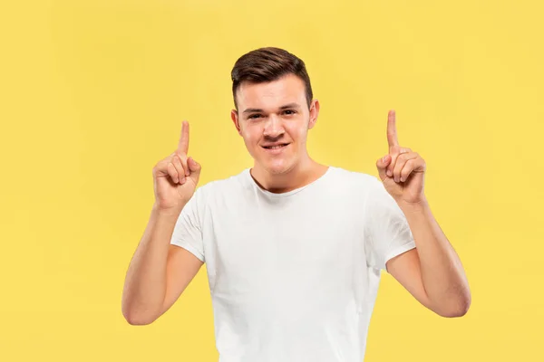 Kaukasische junge Männer halblanges Porträt auf gelbem Hintergrund — Stockfoto