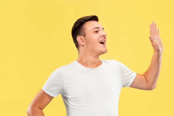 Kaukasische junge Männer halblanges Porträt auf gelbem Hintergrund — Stockfoto