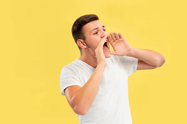 Branco jovem homem meia-comprimento retrato no fundo amarelo — Fotografia de Stock