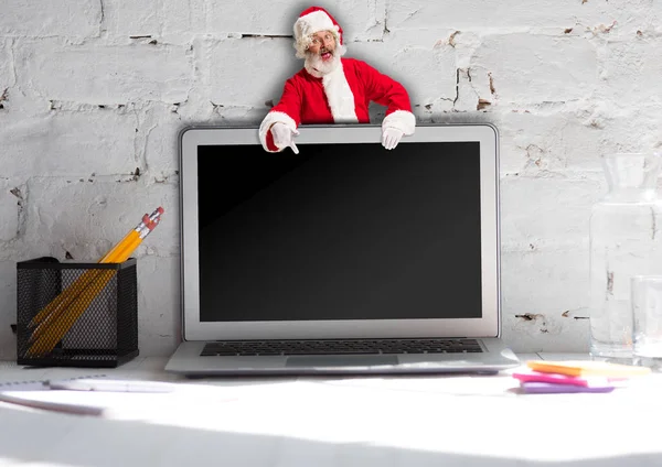 Feliz Navidad Santa Claus con portátil — Foto de Stock
