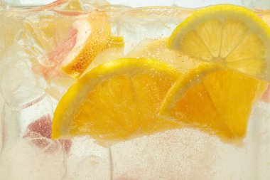 Arka plandaki limonata dilimlerinin görüntüsünü kapat