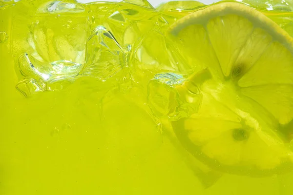 Close up blik op de citroenschijfjes in limonade op achtergrond — Stockfoto