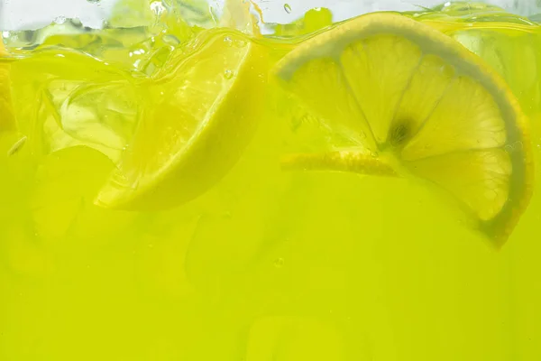 Close up view of the lemon slices in lemonade on background — Stock Photo, Image