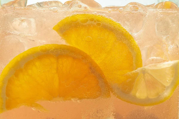Arka plandaki limonata dilimlerinin görüntüsünü kapat