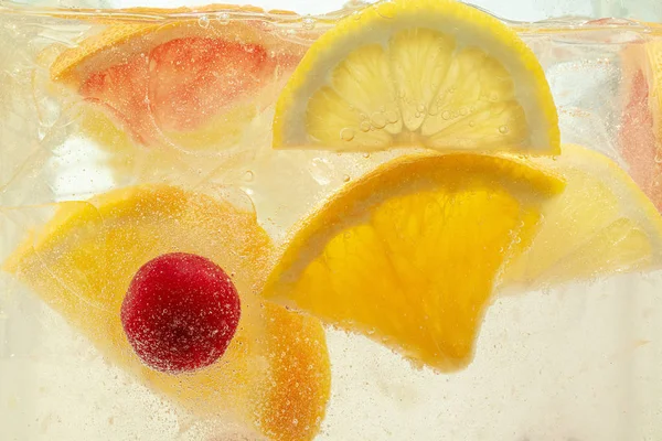 Vista de cerca de las rodajas de limón en limonada sobre fondo —  Fotos de Stock