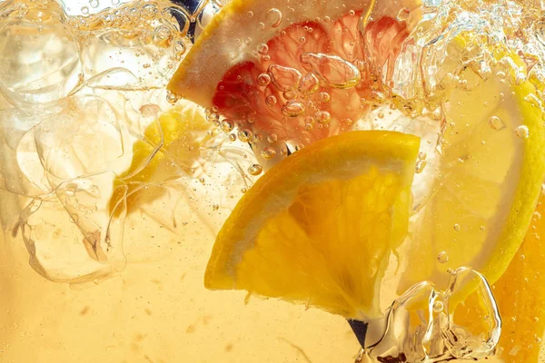 Arka plandaki limonata dilimlerinin görüntüsünü kapat