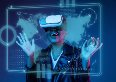 Neon ışıkvr gözlük kullanarak genç Afrikalı-Amerikalı kadınlar