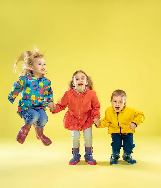 Un ritratto a figura intera di bambini alla moda lucenti in un impermeabile — Foto Stock