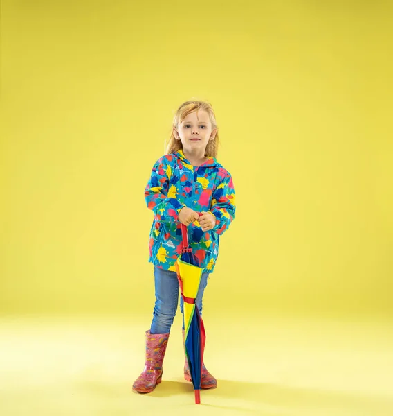 Un retrato completo de una chica de moda brillante en un impermeable — Foto de Stock