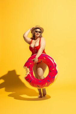 Genç kafkas artı size kadın modelleri beach resort için hazırlanıyor