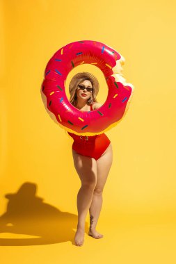 Genç kafkas artı size kadın modelleri beach resort için hazırlanıyor