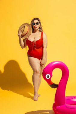 Genç kafkas artı size kadın modelleri beach resort için hazırlanıyor