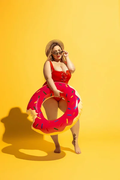 Giovane caucasico plus size modelli femminili preparazione per località balneare — Foto Stock