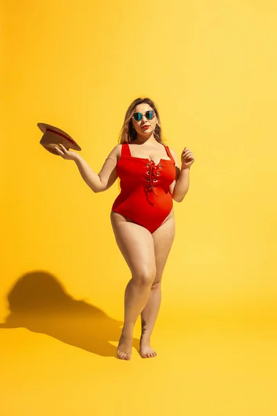 Giovane caucasico plus size modelli femminili preparazione per località balneare — Foto Stock