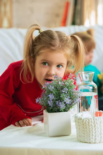 Kleine Mädchen im weichen, warmen Pyjama spielen zu Hause — Stockfoto