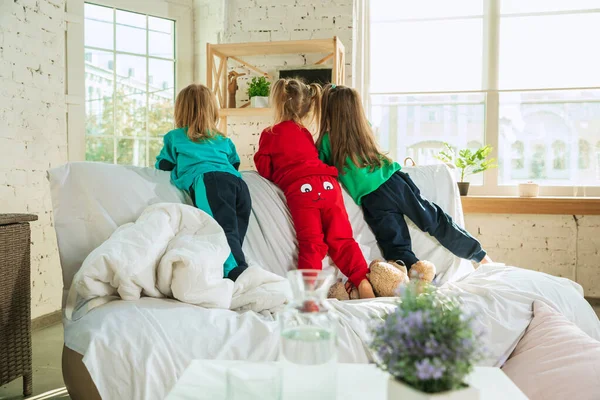Kislányok puha meleg pizsamában játszanak otthon. — Stock Fotó