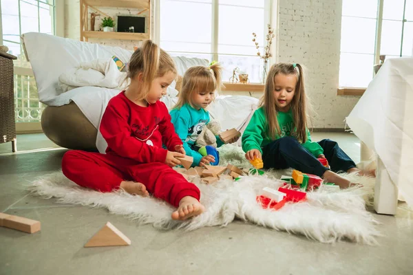 Dívky v měkkém teplém pyžamu hrají doma — Stock fotografie