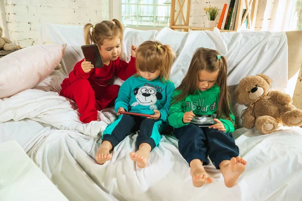 Dívky v měkkém teplém pyžamu hrají doma — Stock fotografie