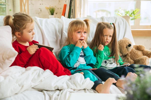 Κοριτσάκια με ζεστές πιτζάμες παίζουν στο σπίτι. — Φωτογραφία Αρχείου