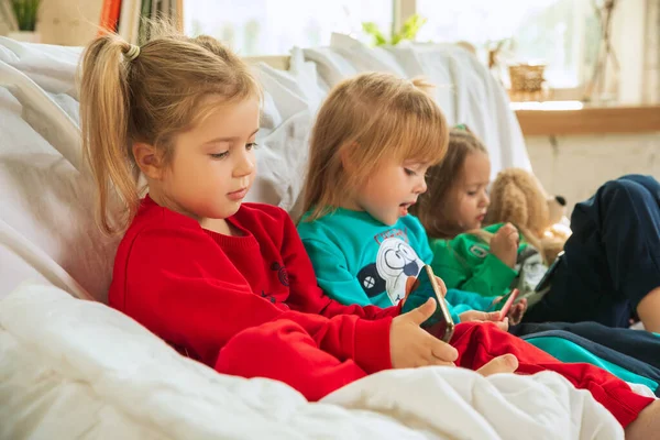 Kislányok puha meleg pizsamában játszanak otthon. — Stock Fotó