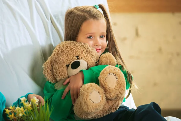 Kleines Mädchen im weichen, warmen Pyjama spielt zu Hause — Stockfoto