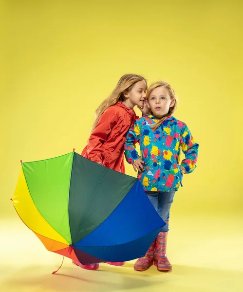 Ett långt porträtt av en ljus fashionabla flickor i en regnrock — Stockfoto