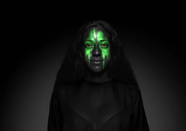 Nahaufnahme Porträt einer jungen Frau isoliert auf schwarzem Studiohintergrund — Stockfoto