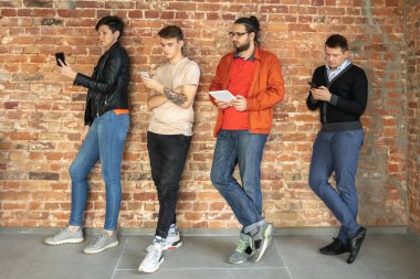 Sosyal medyayı paylaşan mutlu erkek ve kadın grupları