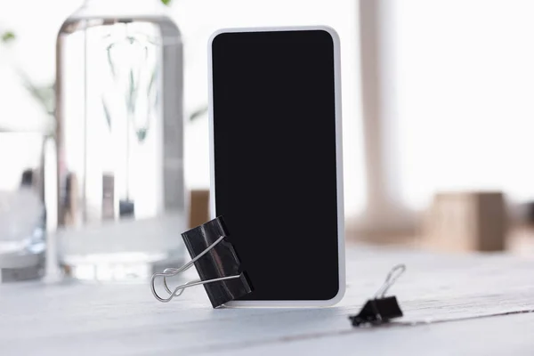 Mock up empty black smartphone screen on blured background — Stock Photo, Image