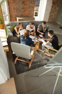 Bir grup Kafkasyalı genç ofis çalışanı yeni fikirleri tartışmak için yaratıcı bir toplantı yapıyorlar.
