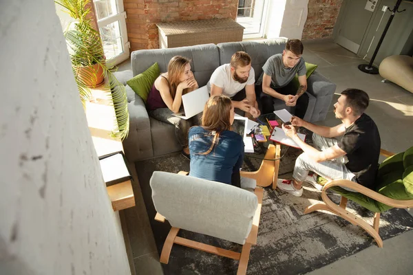 Grupo de jóvenes trabajadores de oficina caucásicos tienen reunión creativa para discutir nuevas ideas — Foto de Stock