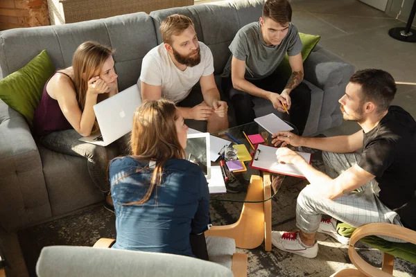 Grupo de jóvenes trabajadores de oficina caucásicos tienen reunión creativa para discutir nuevas ideas — Foto de Stock