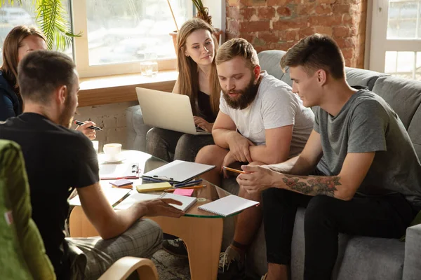 Grupo de jóvenes trabajadores de oficina caucásicos tienen reunión creativa para discutir nuevas ideas —  Fotos de Stock