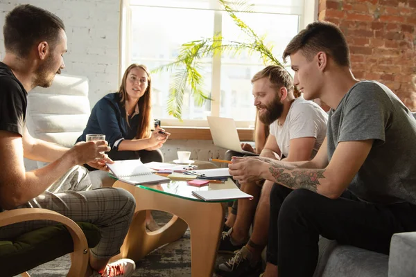 Grupo de jóvenes trabajadores de oficina caucásicos tienen reunión creativa para discutir nuevas ideas — Foto de Stock