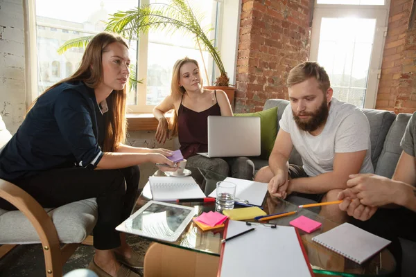 Grupo de jóvenes trabajadores de oficina caucásicos tienen reunión creativa para discutir nuevas ideas — Foto de Stock